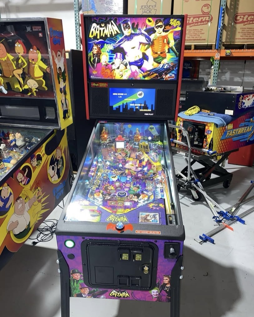 Batman 66 Premium Pinball Machine - Image 8