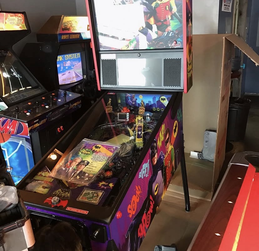 Batman 66 Premium Pinball Machine - Image 9