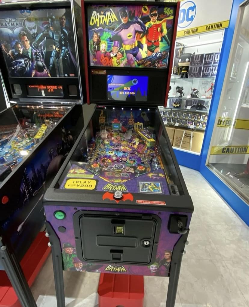 Batman 66 Premium Pinball Machine - Image 2